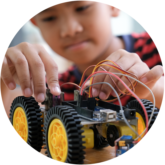 Μικρό αγόρι επεξεργάζεται ρομποτικό αυτοκινητάκι με arduino