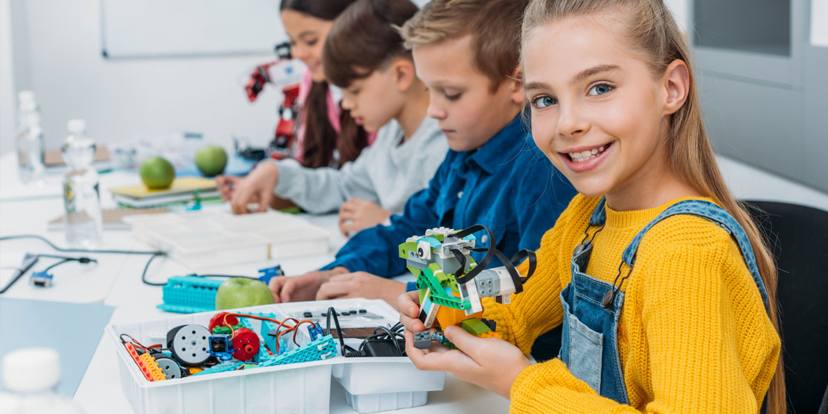 Χαρουμενο κορίτσι που κρατάει ρομποτάκι