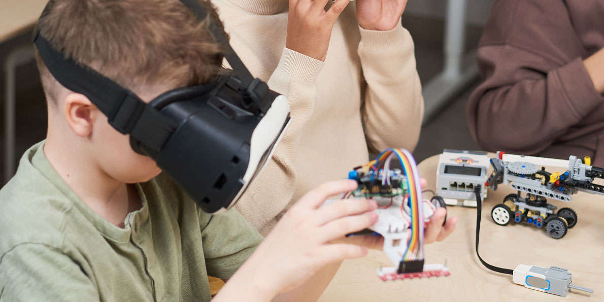 Παιδιά φοράνε VR μάσκες