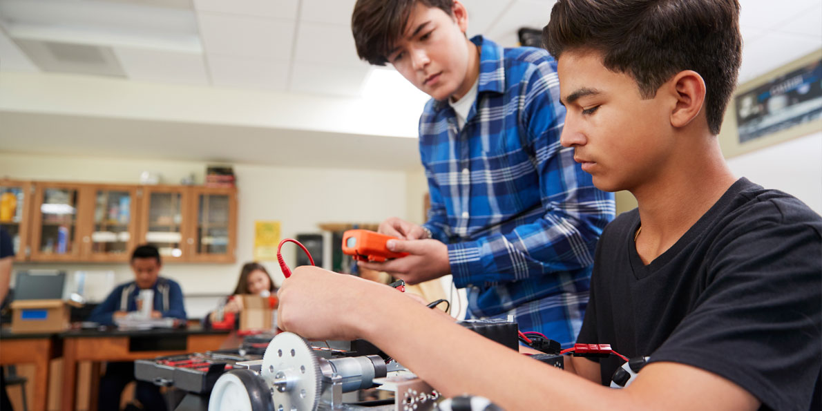 Έφηβοι επεξεργάζονται ρομποτική κατασκευή