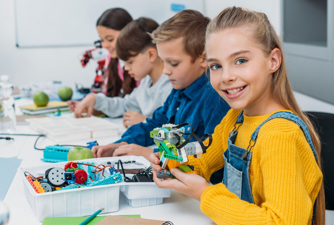 Χαρουμενο κορίτσι που κρατάει ρομποτάκι