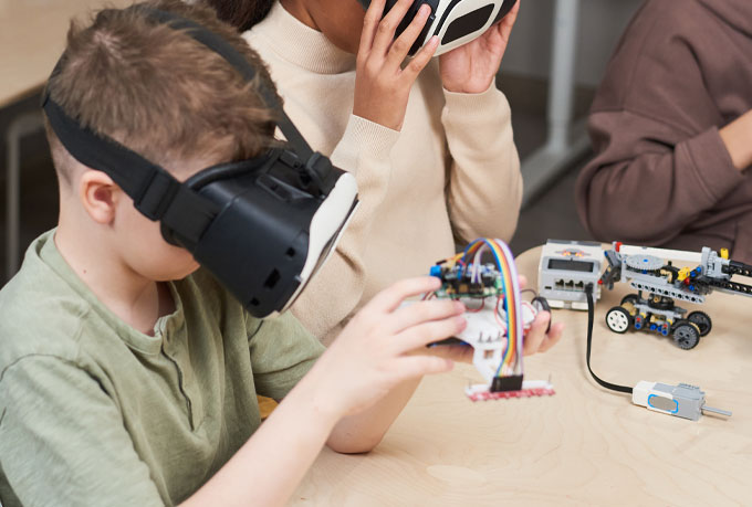 Παιδιά φοράνε VR μάσκες