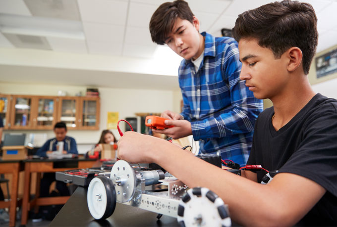 Έφηβοι επεξεργάζονται ρομποτική κατασκευή